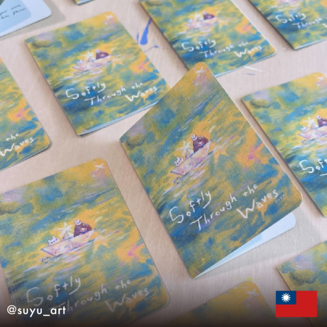 No.024
『Softly through the Waves / 波間を柔らかく』

個展「The Way We Collecting Stars(星を集める道の途中で)」からインスピレーションを得た、美しい折り畳み式ZINE

表紙のアートワーク「Stars on the Sea(海の上の星)」に込められた想いを、小冊子として表現

暗闇と不明瞭な影だけが見える海の旅の始まり —
激しい波と嵐に見舞われながらも、前に進み続けることで困難が自分の一部となり、やがて力に変わっていく —
そんな成長と希望の物語が描かれている

表紙と内ページに添えられた可愛らしい絆創膏のモチーフと、「傷跡でさえも星に変わることができる」というメッセージが作品全体に優しさを添える心に響く一冊

【内ページ】
内ページを広げると、物語のイラストレーションが一つの連続したシーンとして繋がる仕掛けが魅力的な折り畳み小冊子

ーーーーーーーーーー

Artist：@suyu_art
Country：台湾(台北)
Suyuは、創作過程で頻繁に星のシンボルを作品に取り入れています。
これらの作品を通じて、彼女は人生のあらゆる瞬間の美しさを捉え、保存することを目指しています。
また、作品を見た人が自分自身の生活の中にある小さな光のきらめきに目を向け、それが力の源となることを願っています。

ーーーーーーーーーー